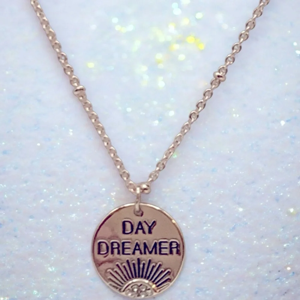 Signed LC Lauren Conrad Gold Plated Round Day Dreamer Pendant Necklace - Picture 2 of 7